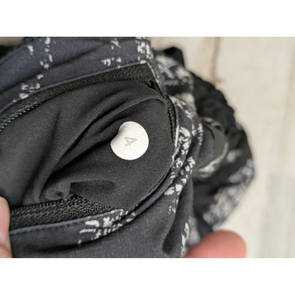 Lululemon Womens Sz 4 Tracker Low Rise Shorts 4